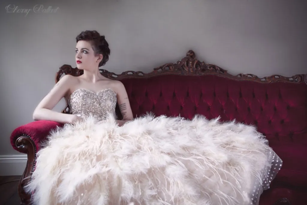 Sesja ślubna, Panna młoda siedząca na czerwonej kanapie