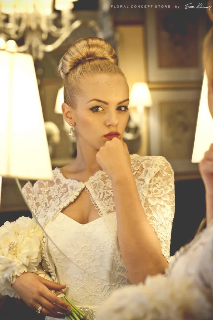 Panna młoda z fryzurą oraz makijażem ślubnym w stylu księżniczki