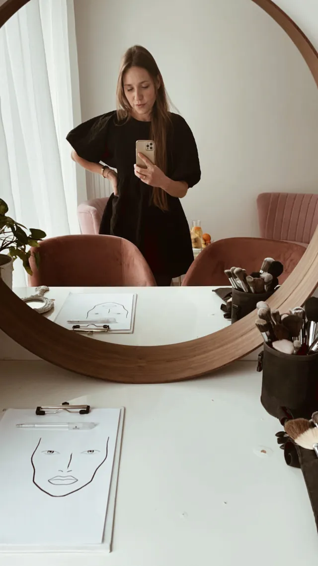 Szkoleniowiec Sylwia Hubicka na inwidualnej lekcji makijażu